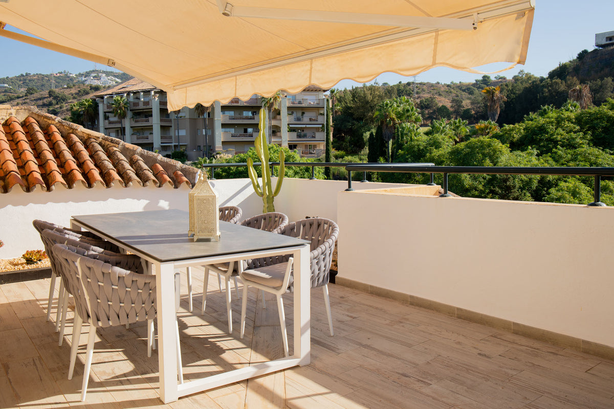 Ático de lujo con impresionantes vistas al golf y al mar en Río Real, Marbella