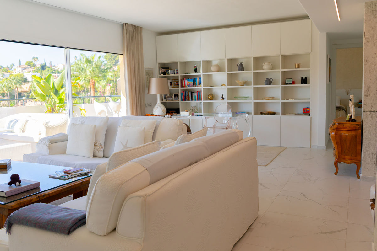 Ático de lujo con impresionantes vistas al golf y al mar en Río Real, Marbella