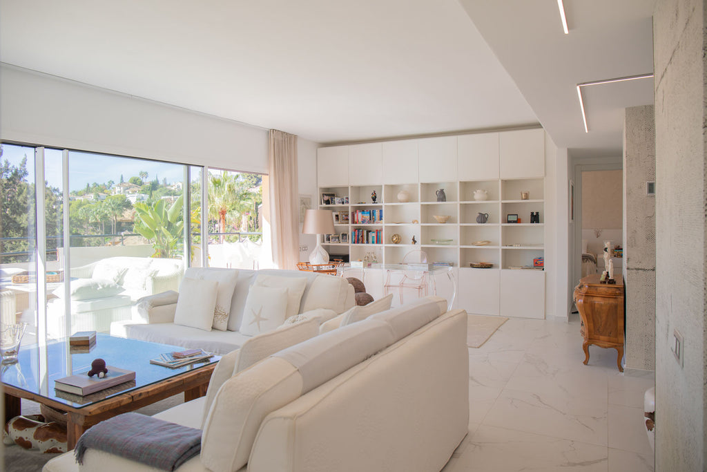 Ático de lujo con impresionantes vistas al golf y al mar en Río Real, Marbella
