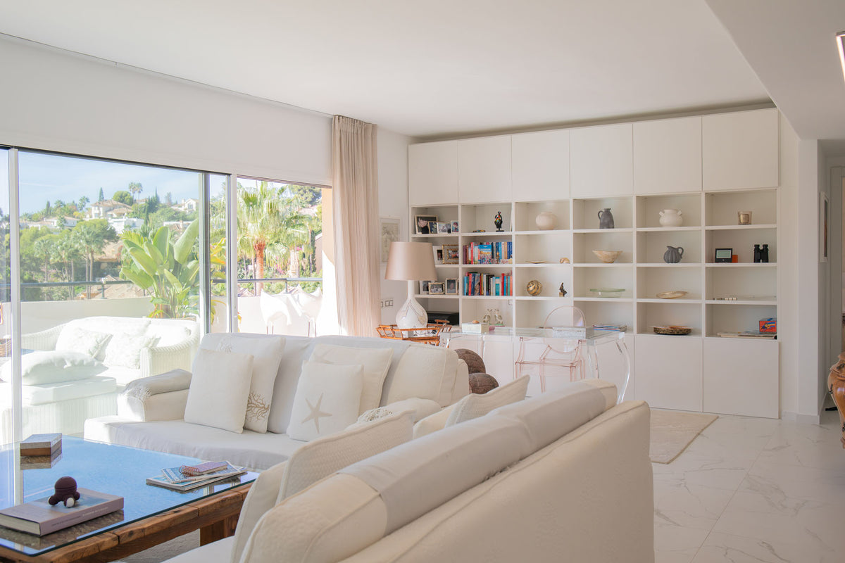 Ático de lujo con impresionantes vistas al golf y al mar en Río Real, Marbella