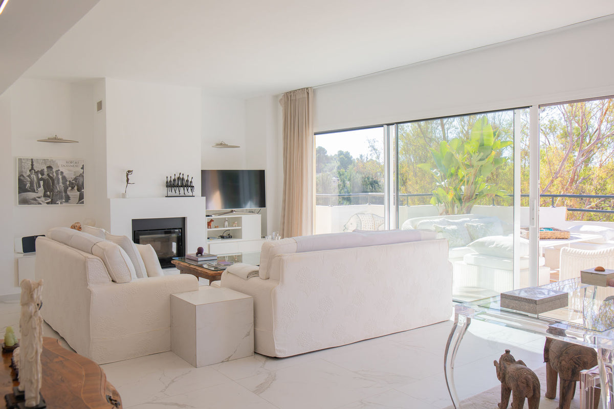 Ático de lujo con impresionantes vistas al golf y al mar en Río Real, Marbella