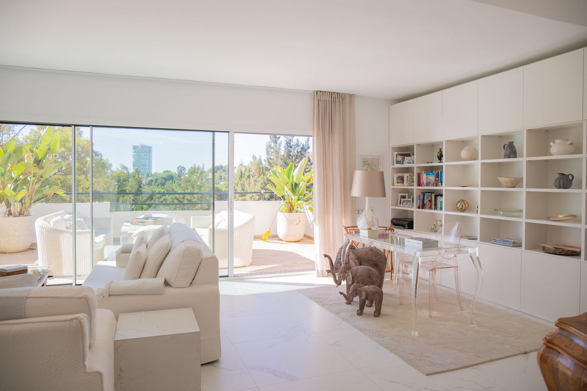 Ático de lujo con impresionantes vistas al golf y al mar en Río Real, Marbella