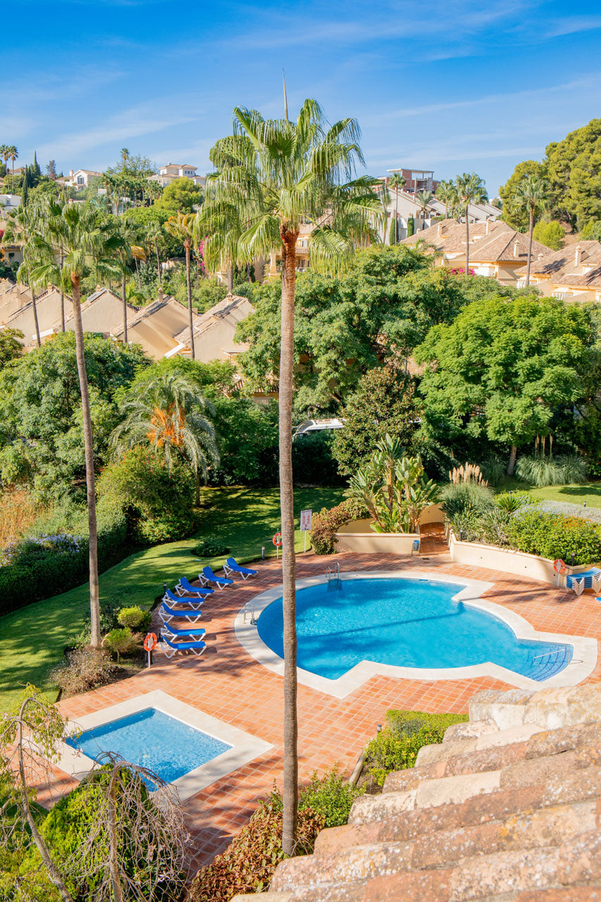 Ático de lujo con impresionantes vistas al golf y al mar en Río Real, Marbella